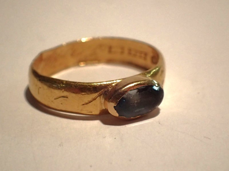 Ring 23k med sten     vikt:4,2gr