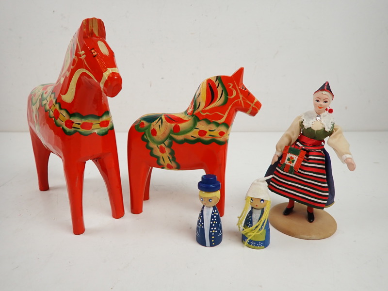 Målade TRÄHÄSTAR m m