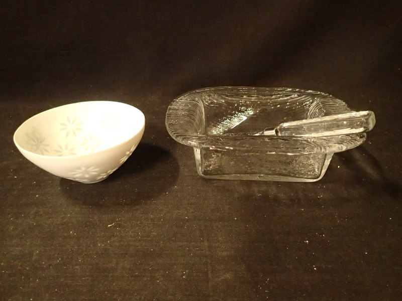 Smörask med kniv Kosta-Boda,porslinsskål Arabia