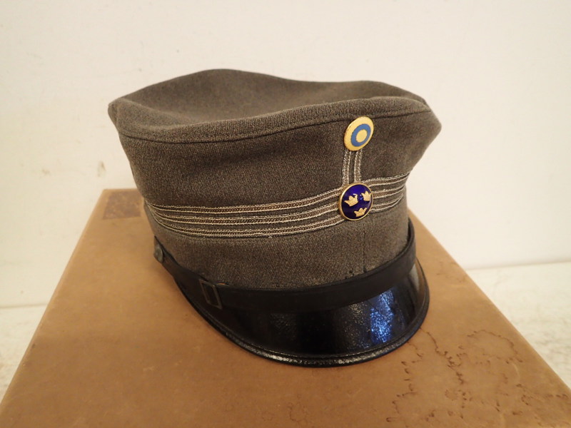 Militärhatt med kartong