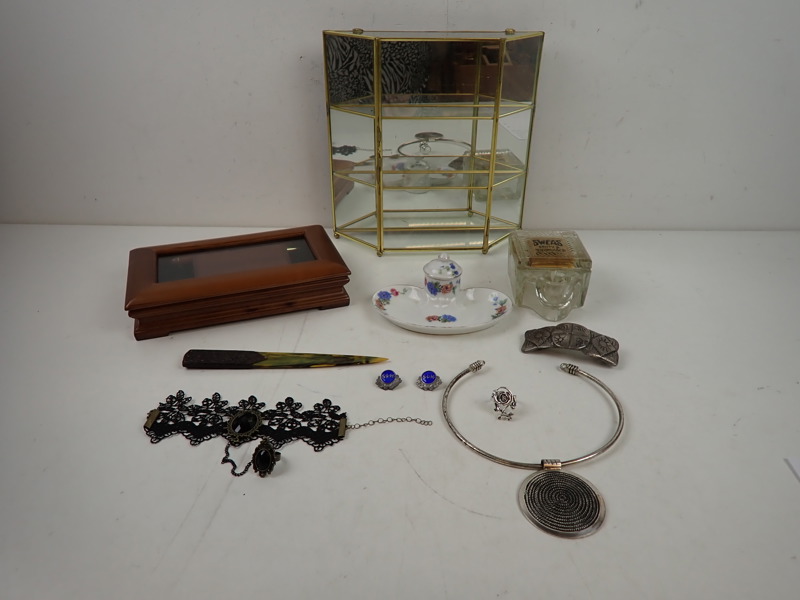 MINIATYRSKÅP, SKRIVSTÄLL BIJOUTERIER + 2 st Silvermärken