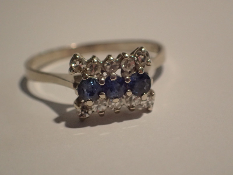 Ring 18k vitguld med 10st diamanter 0,30ct, 3st safirer