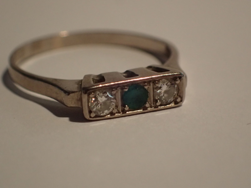 Ring 18k vitguld med 2st diamanter o smaragd