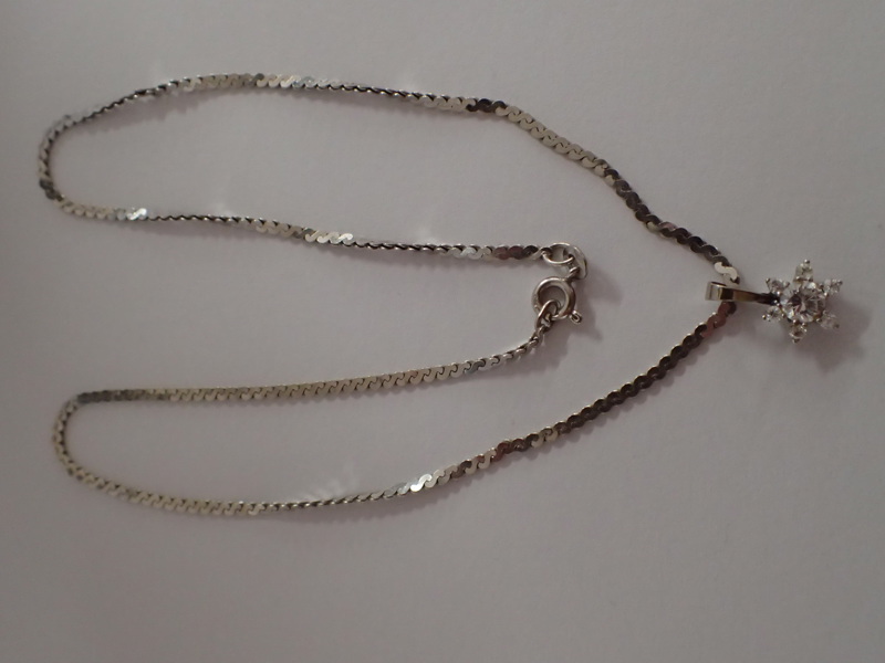 Halskedja o hänge 18k vitguld med oäkta stenar