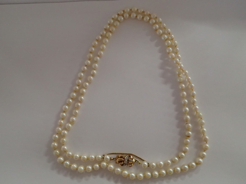 Halsband odlade pärlor o lås i 18k med liten diamant 