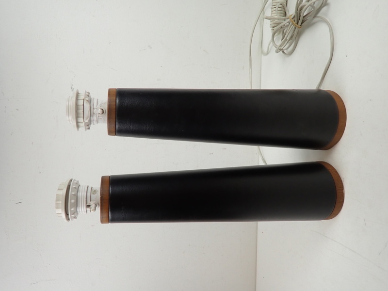 2 st BORDSLAMPOR  i trä och konstläder