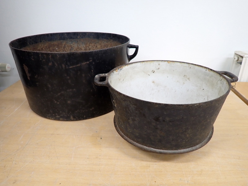 2 st JÄRNGRYTOR