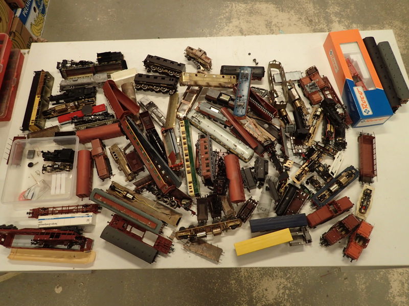 Modelltåg :  Parti med tågdelar