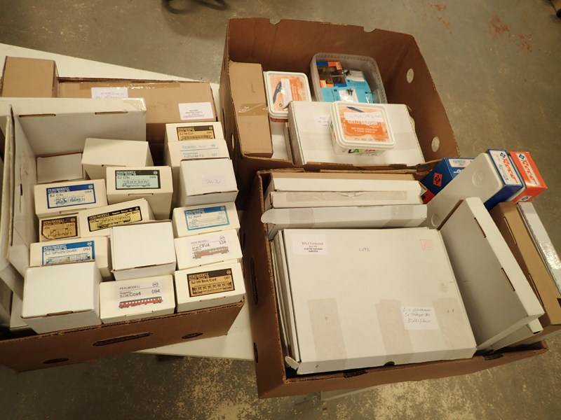 Modelltåg : 3 banankartonger med tågdelar