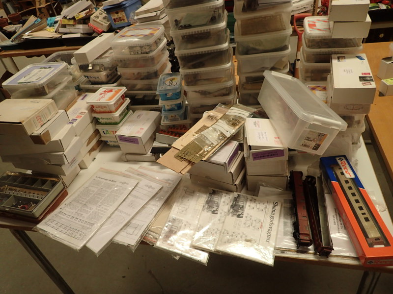 Modelltåg : 5 banankartonger med tågdelar  