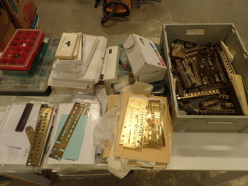 Modelltåg : 3 backar med tågdelar