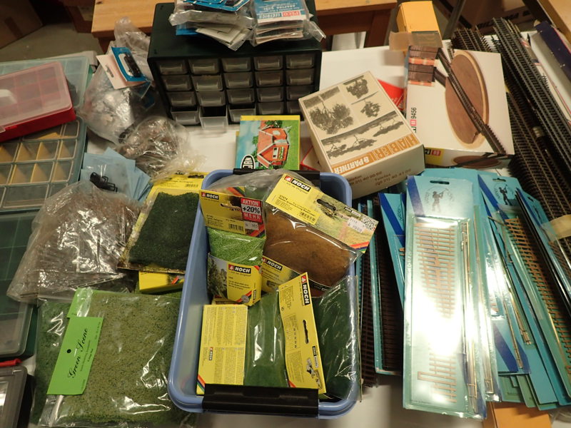 Modelltåg : 2 backar med tågdelar m.m