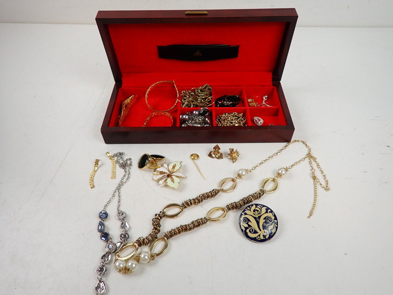 SKRIN med BIJOUTERIER