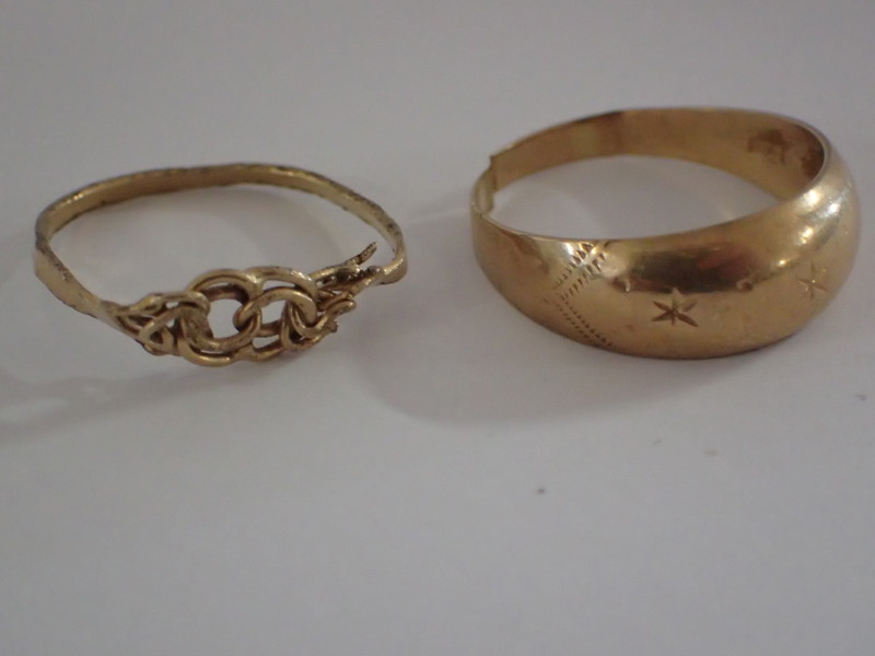 2 ringar med defekter  18k    vikt:3gr