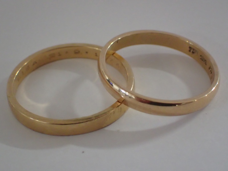 2 ringar  18k     Vikt: 7,7gr