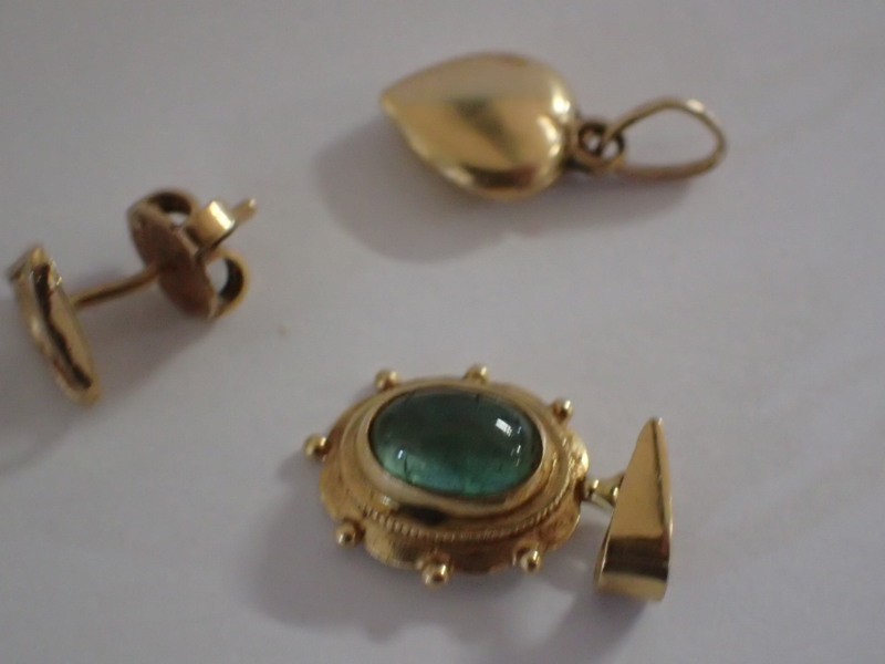 2 hängen + örhänge  18k    Vikt:2,3gr

