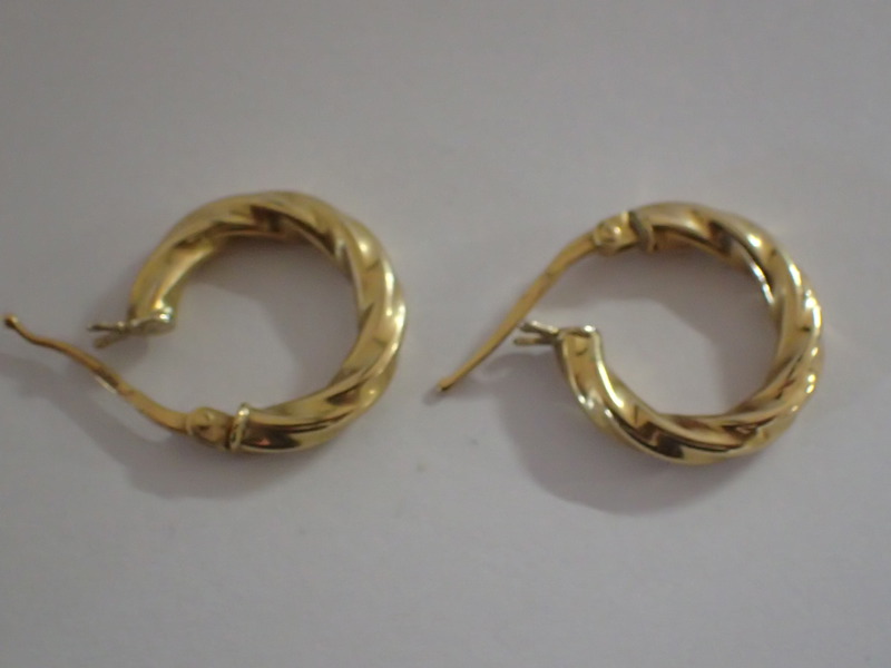 2 örhängen  18k     vikt:1,4gr