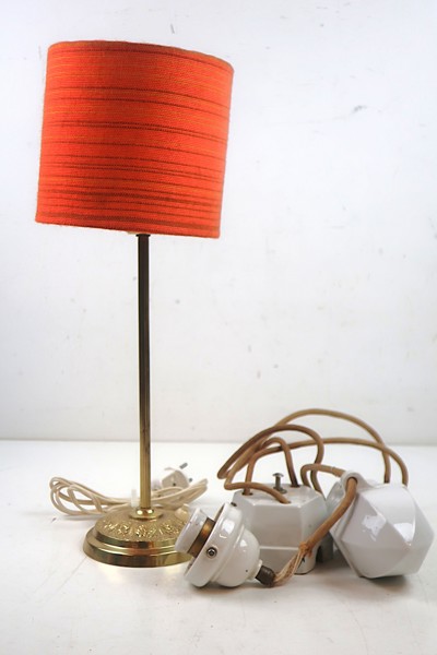 BORDSLAMPA OCH ÄLDRE LAMPHISS