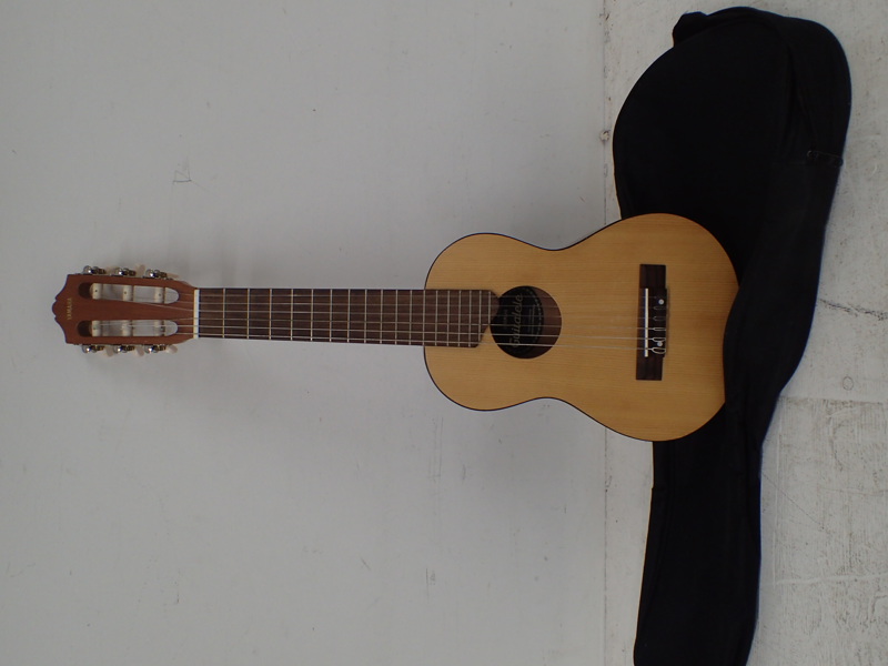 Guitalele Yamaha med fodral
