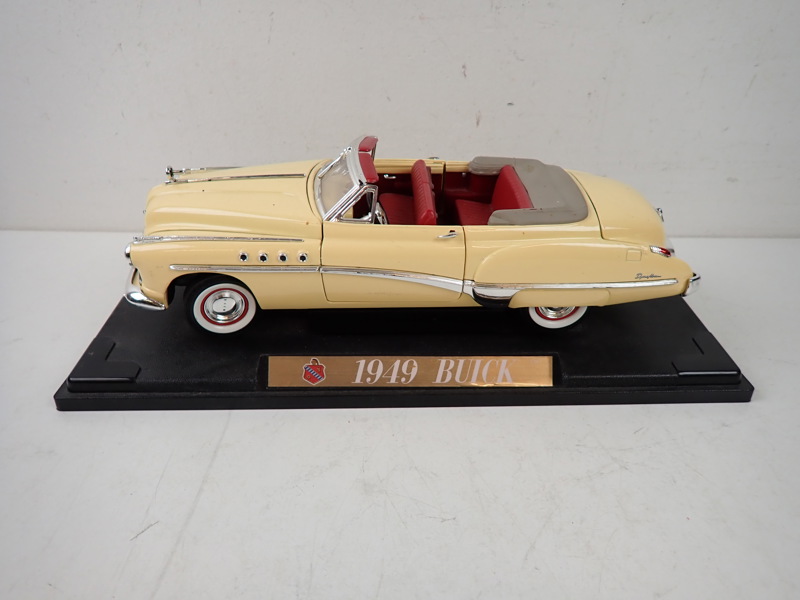 MODELLBIL i plåt "Buick 1949"