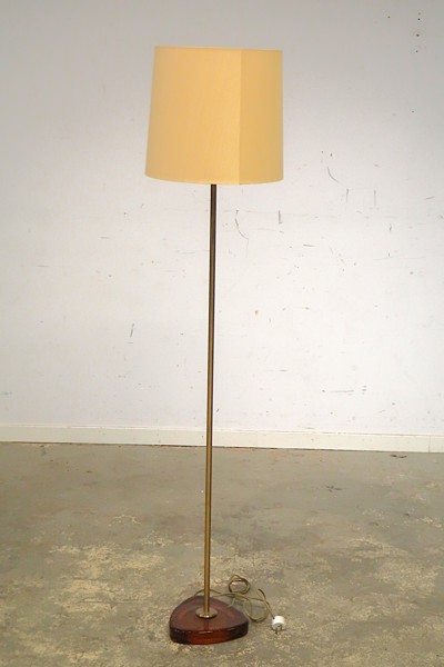 GOLVLAMPA MED GLASFOT