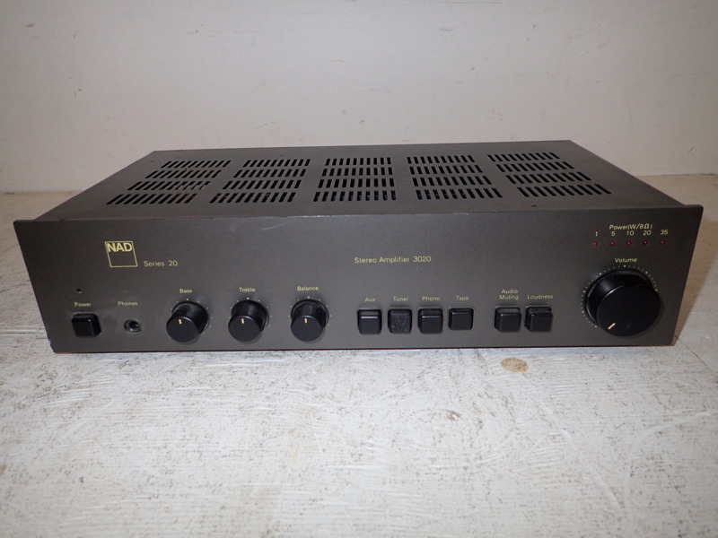 NAD 3020 Amplifier