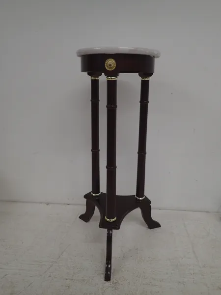 Piedistal med stenskiva H:74cm