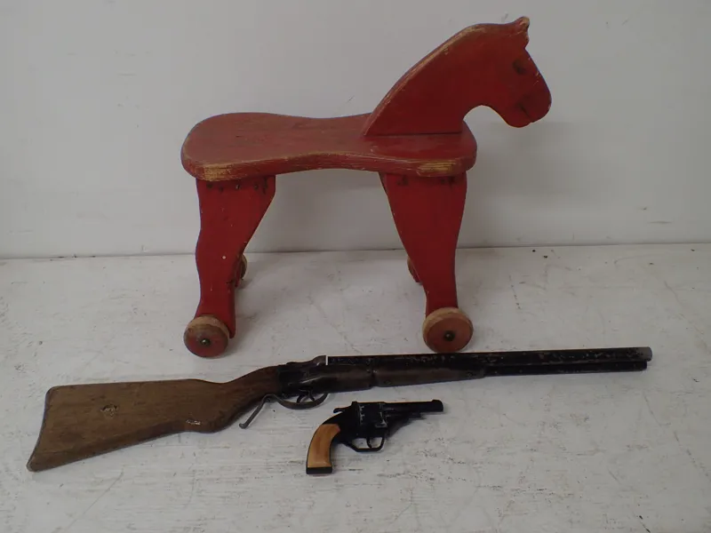 Trähäst på hjul,gevär o pistol