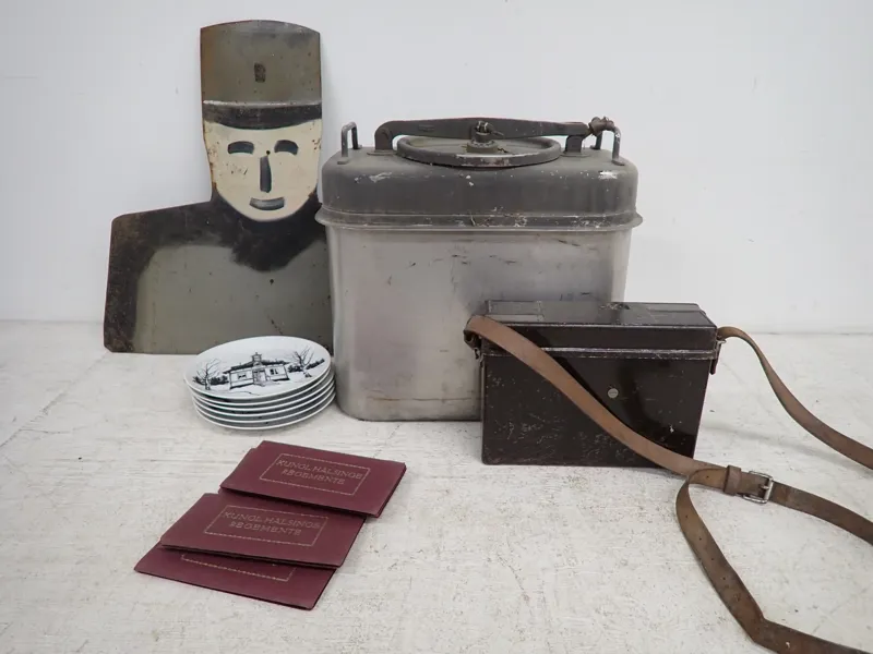 MILITÄRUTRUSTNING m m