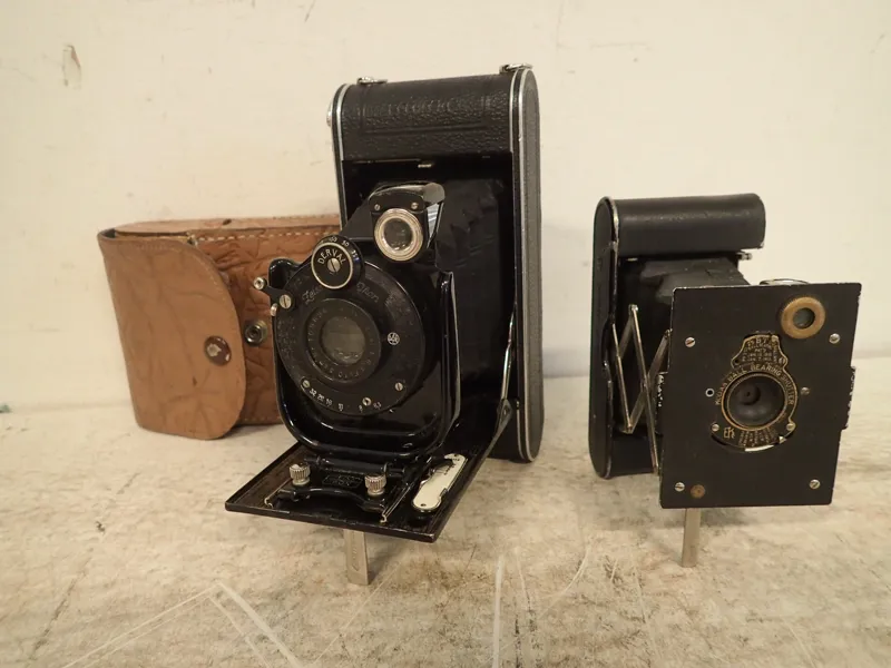2 äldre kameror: Zeiss Ikon,Vest Pocket Kodak