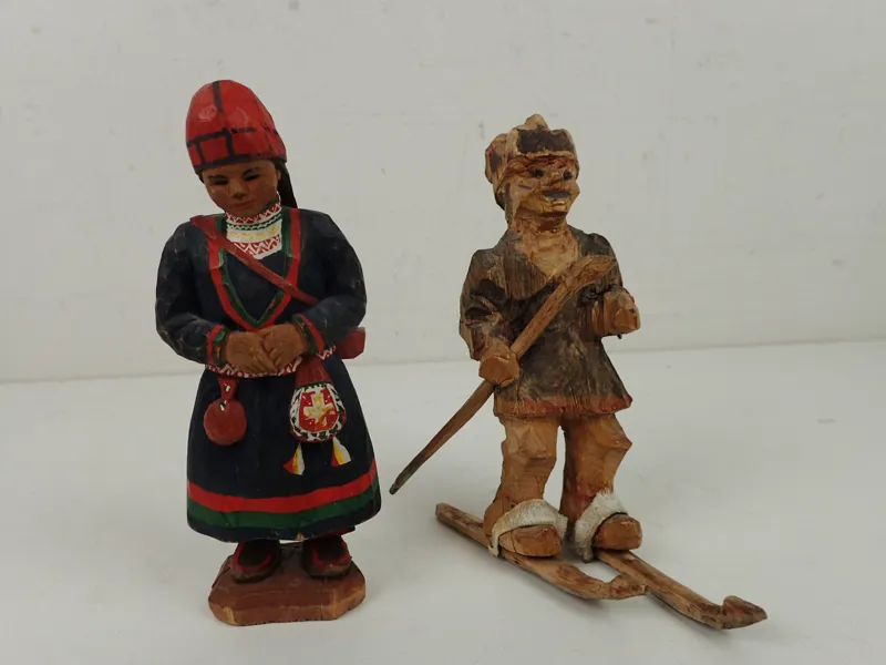2 träfigurer vänstra sign.TL H:12-13cm
