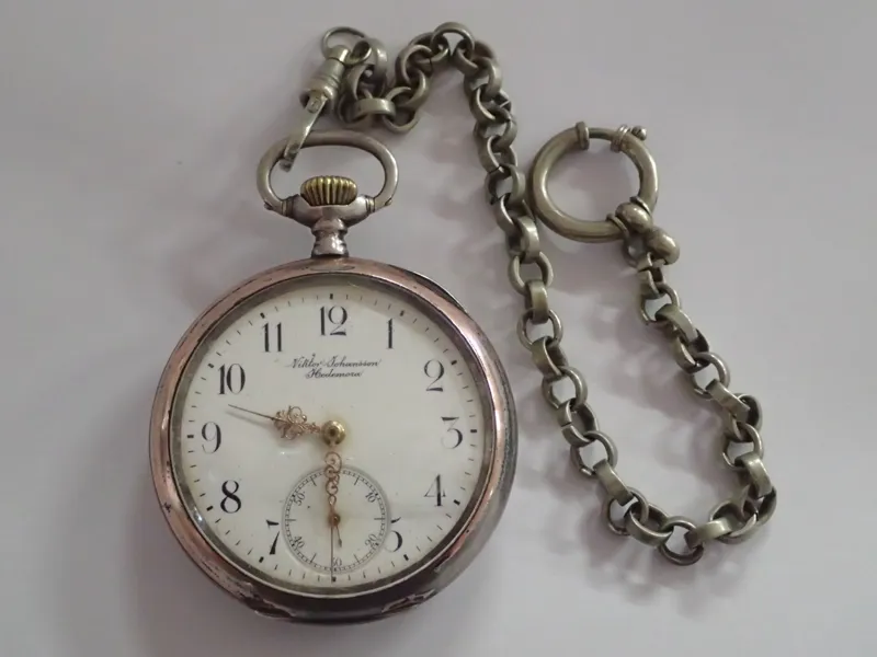 Fickur Omega i silver med kedja