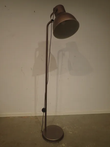 Golvlampa med plåtskärm    H:180cm