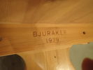 Furubänk märkt "Bjuråker 1979"