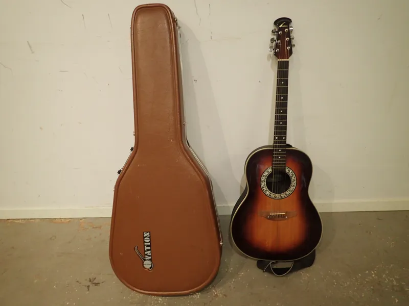 Gitarr "Ovation" i fodral