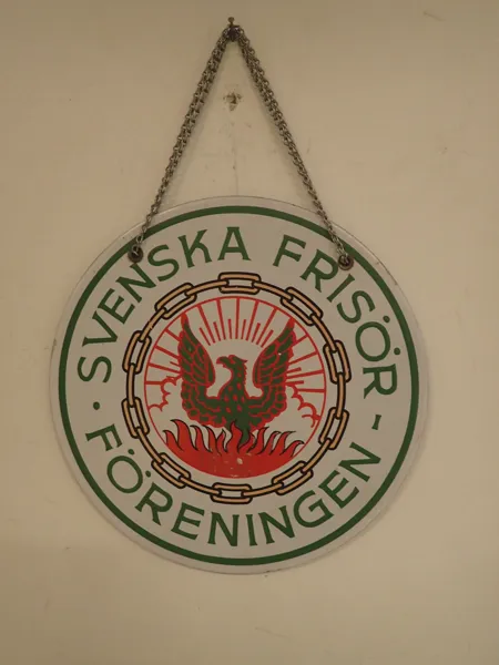Emaljskylt 2-sidig "Svenska Frisörföreningen"