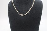PÄRLHALSBAND MED SILVERLÅS