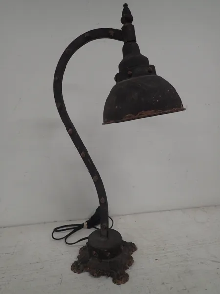 Bordslampa i gammal stil , metall   H:63cm