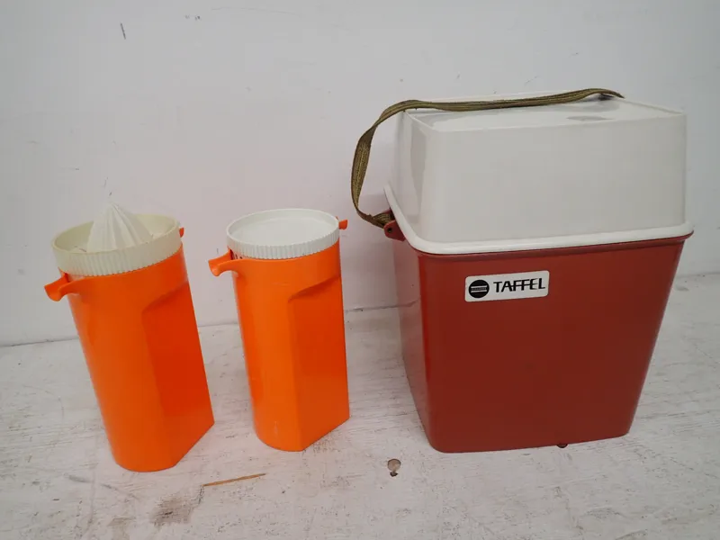 Taffel med innehåll,2st juicebehållare i plast Gustavsberg