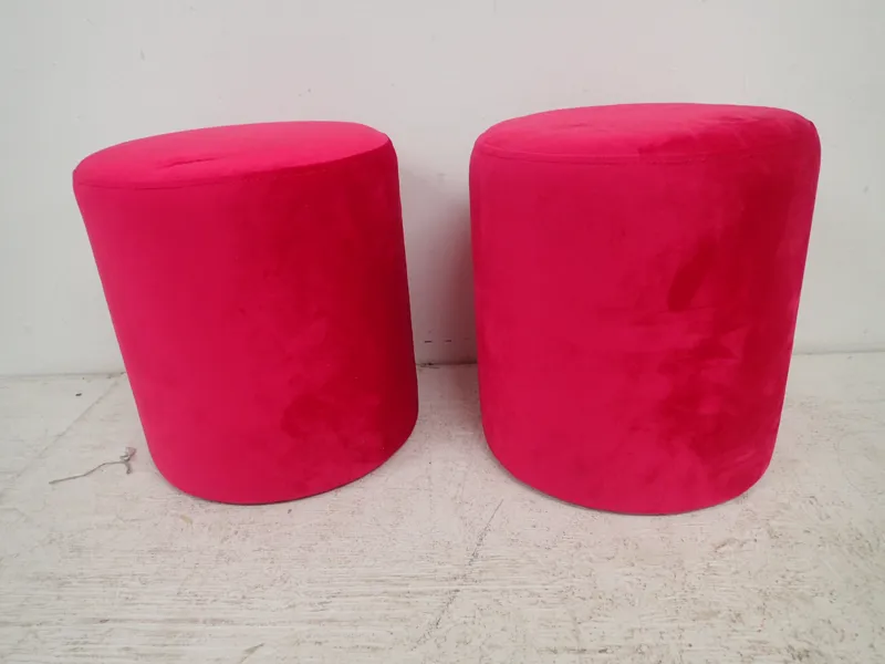 2 sittpuffar H:32cm D:28cm