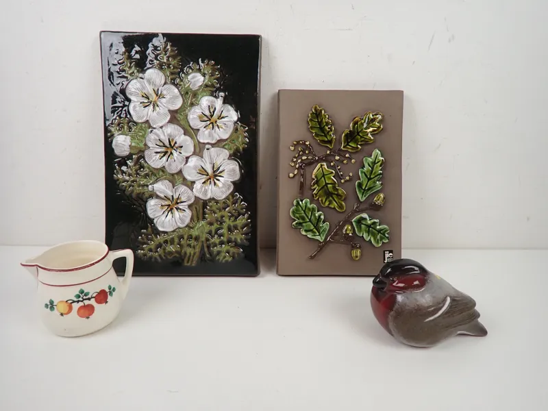 2 st KERAMIKTAVLOR Jie, FÅGEL, Nittsjö m m