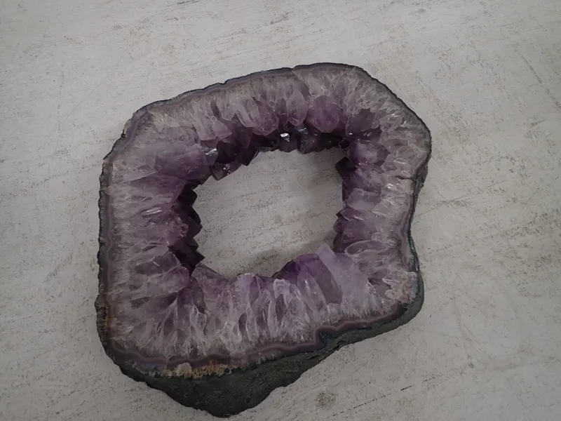 Ametistgrotta     H:6cm   D:31cm