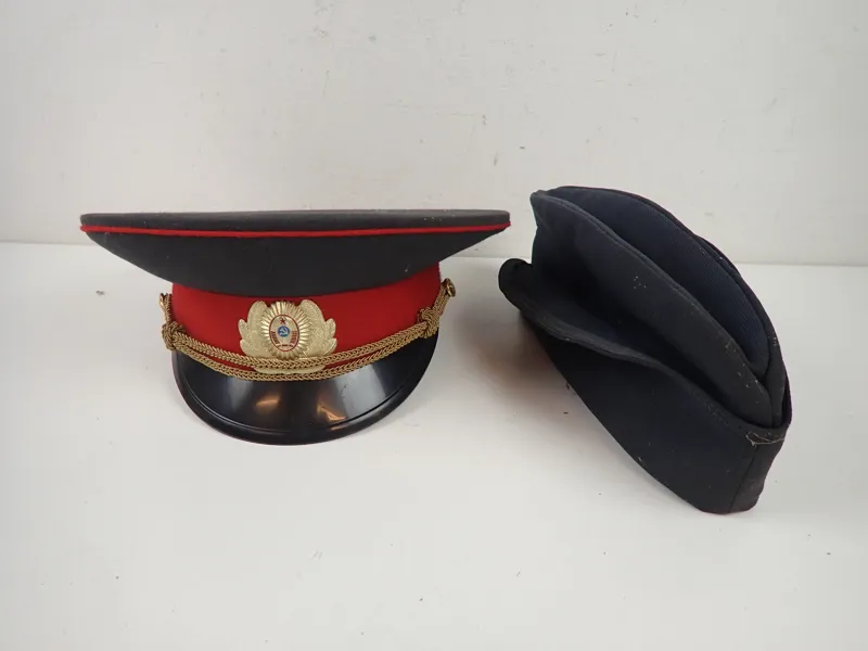 2 st MILITÄRA HUVUDBONADER