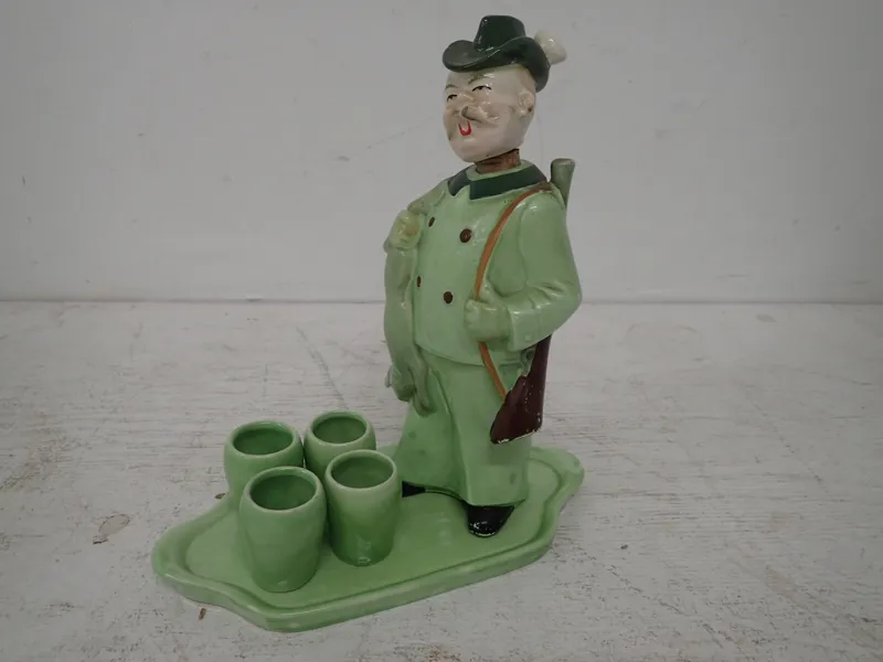 "Fyllgubbe" med bricka o glas