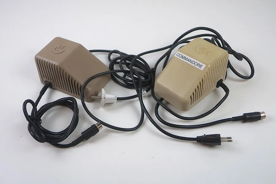 2st TRANSFORMATORER TILL COMMODORE 64