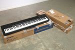 DIGITAL PIANO MED STÄLLNING OCH PALL