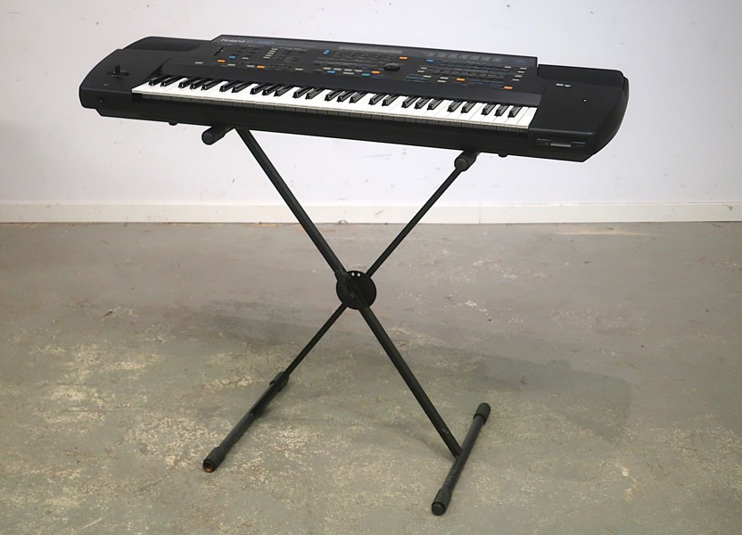 SYNTHESIZER. ROLAND E-86