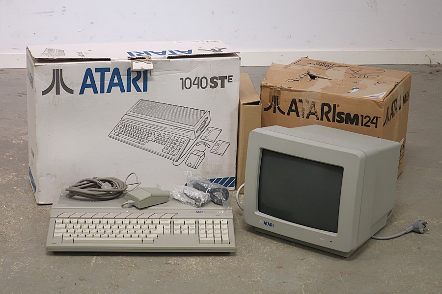 DATOR ATARI 1040 STE OCH SKÄRM ATARI SM124. ORIGINALKARTONGER