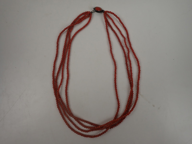 4 radigt COLLIER i korall