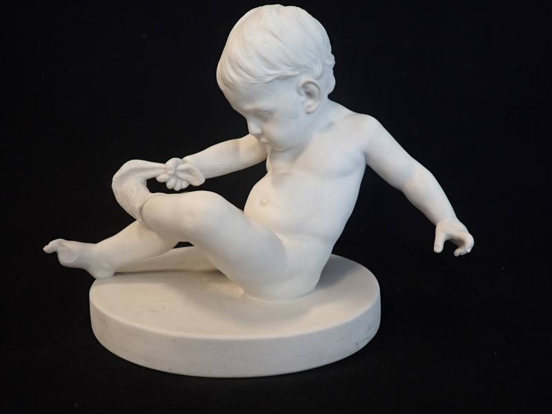 SKULPTUR "Pojke med strumpa" Parian Gustavsberg
